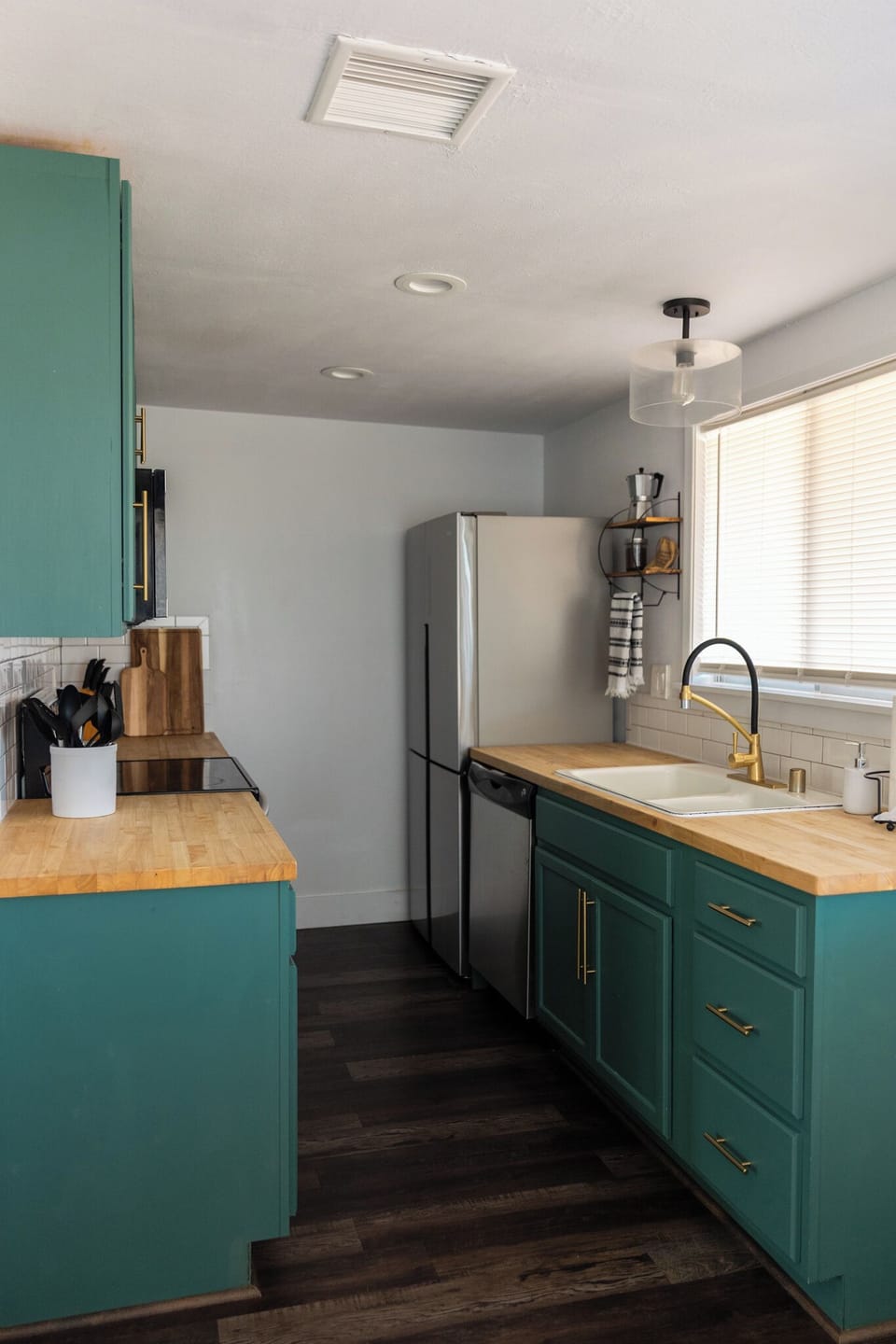 upgraded stainless steel appliances and fully stocked kitchen & pantry supplies