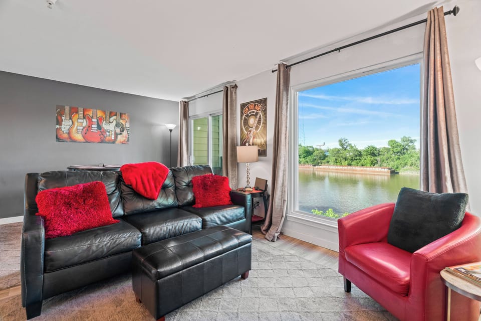 Comfortable seating for all!! Enjoy the views of the river!!!