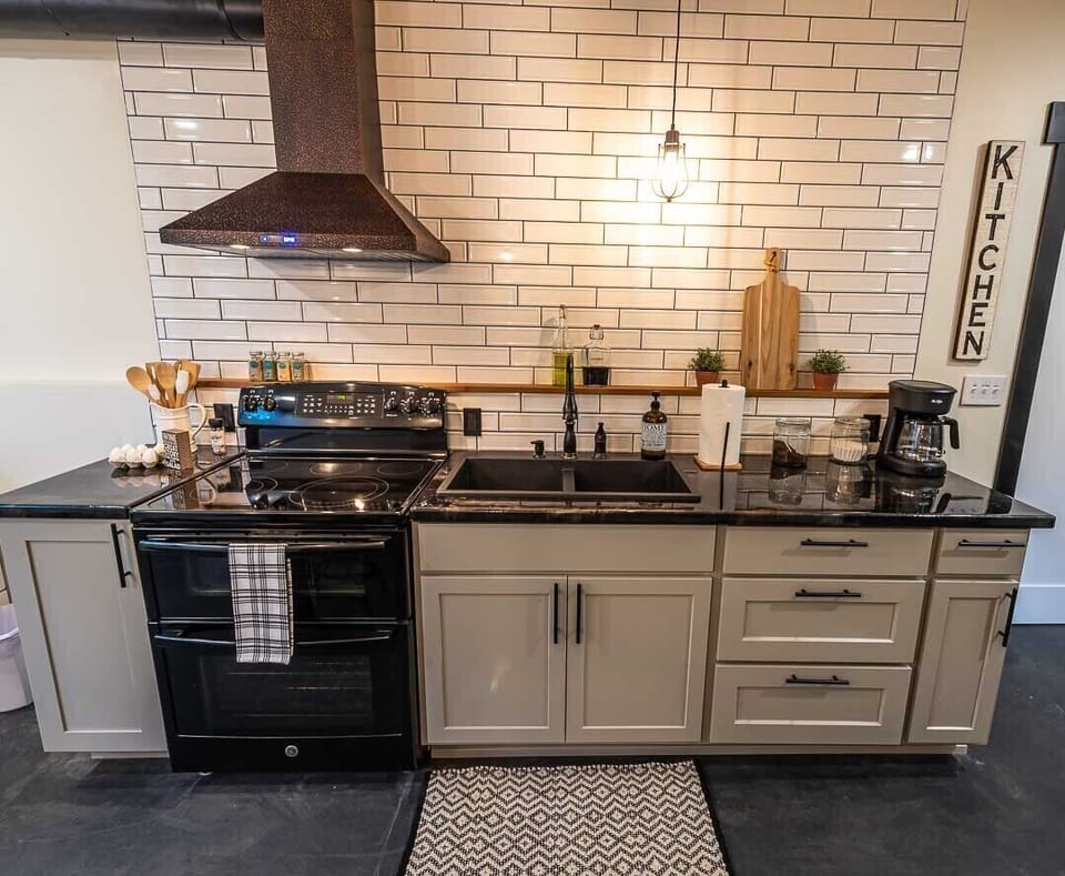 Paper towels, olive oil, balsamic vinegar, and common spices are all provided.