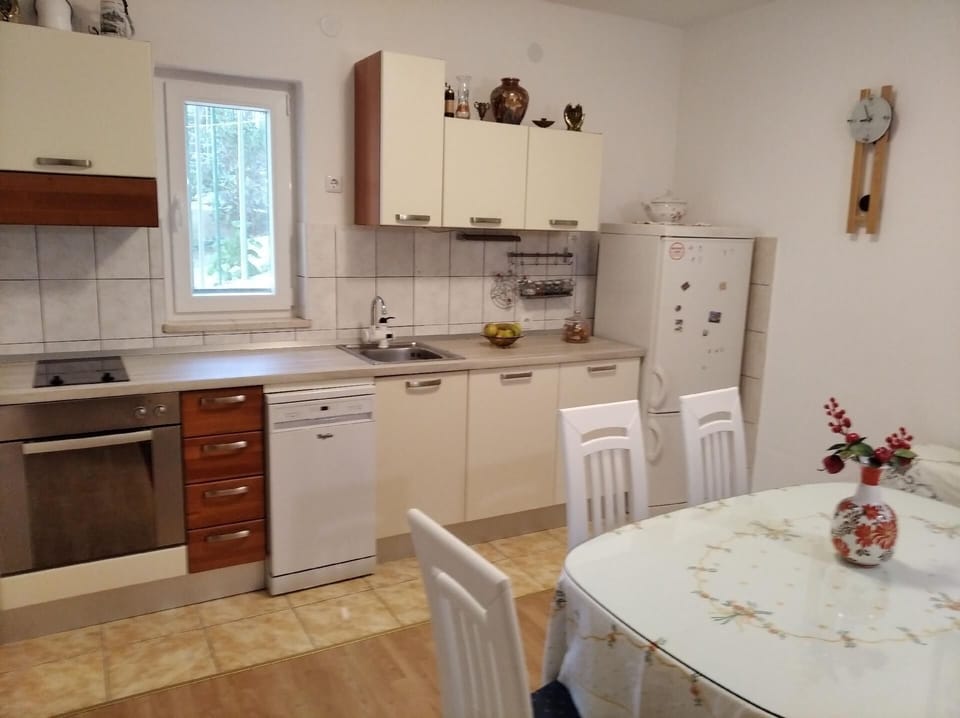 Kitchen area. dining room / kitchen