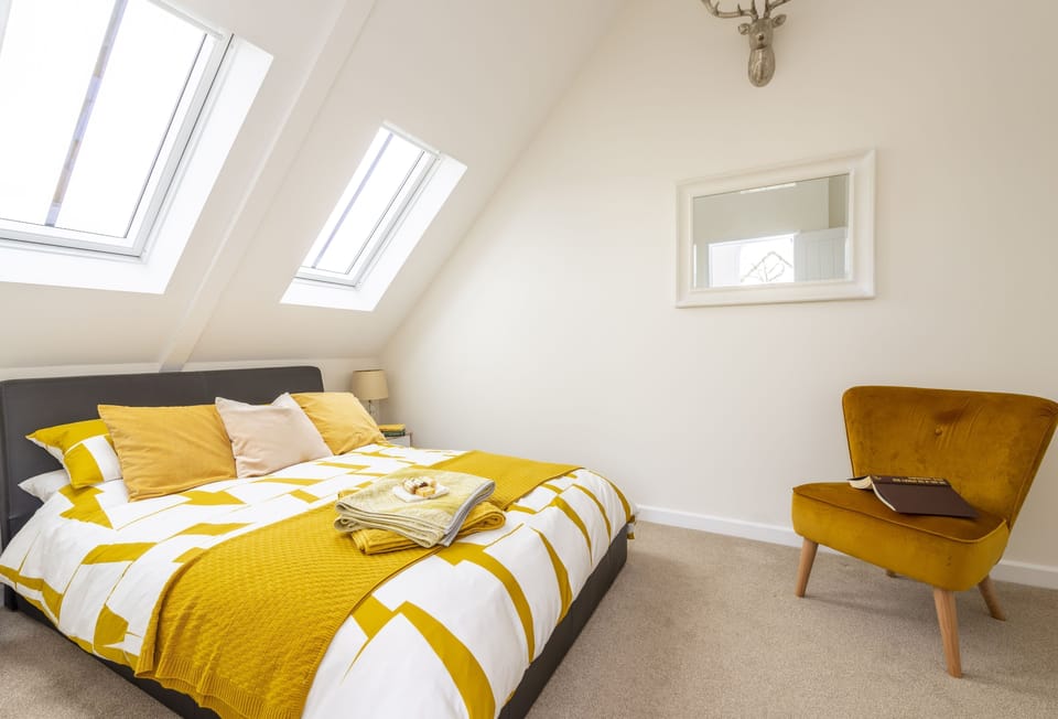Berwick, Wimborne Minster: Master bedroom with en-suite shower room