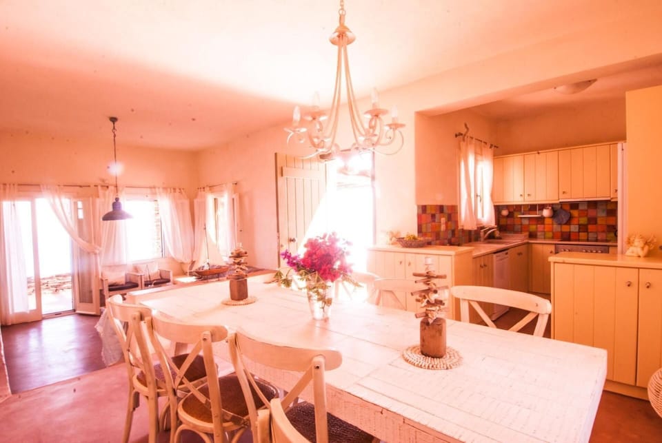 COTTAGE 1 DINING