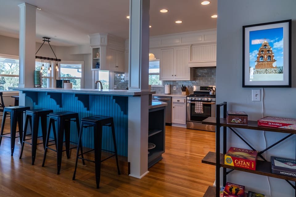 Extra Large Kitchen with full size stainless steel appliances