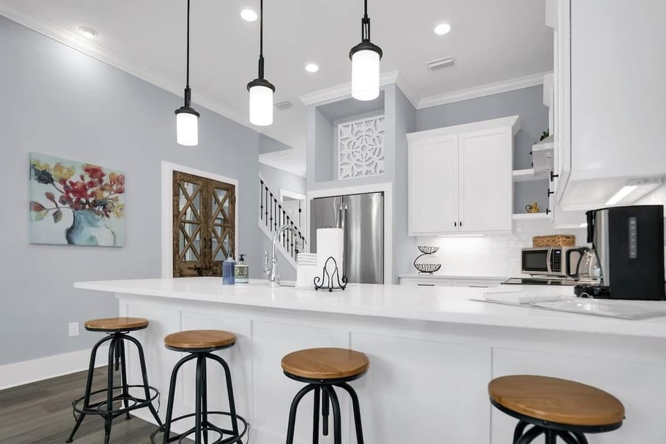 Additional seating with 4 bar stools at the kitchen bar top.