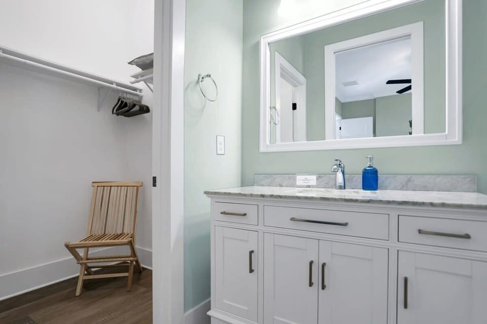 MastMaster Bathroom with shower/tub combo and walk in closet.er Bedroom on 1st floor, with King size bed, Samsung Smart TV and en-suite bathroom with shower/tub combo and walk-in closet.
