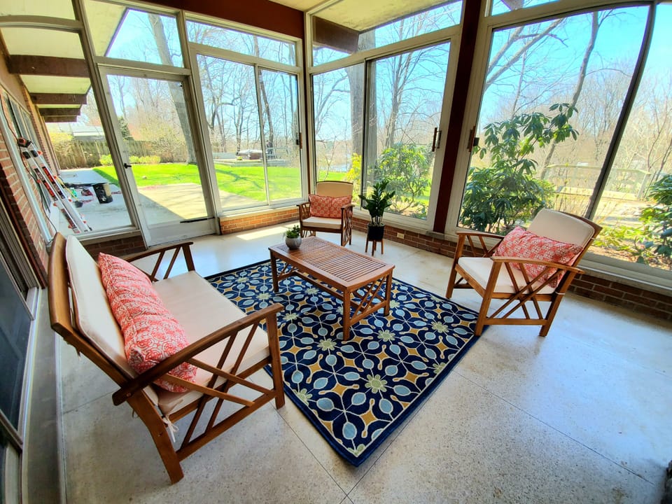four season lounge 