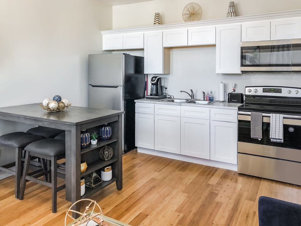 Kitchen & Dining Area 
