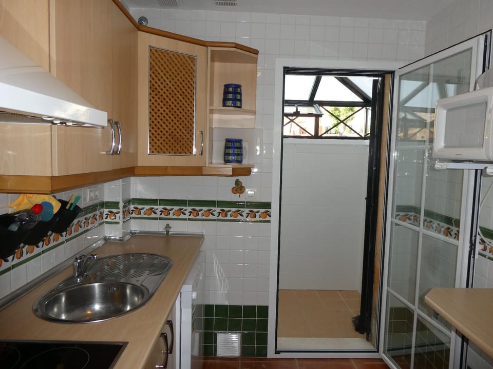 Kitchen area. Kitchen with access to the patio (Washing machine and clothesline)