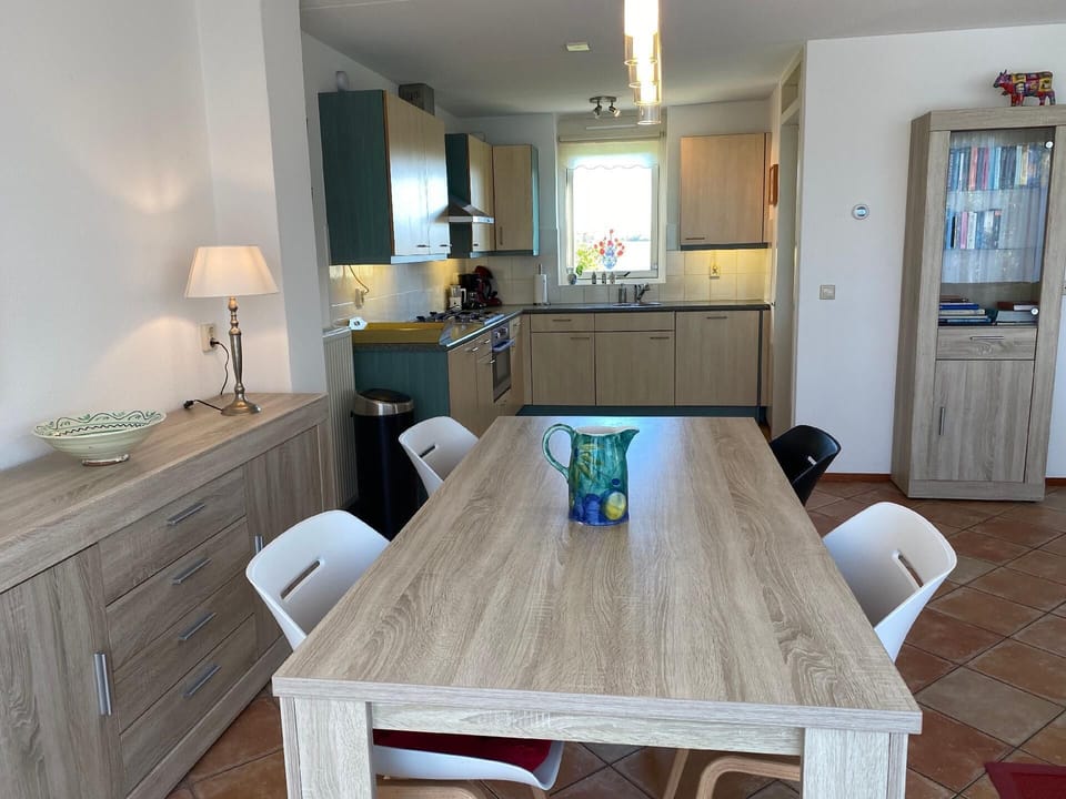Living area. Dining area