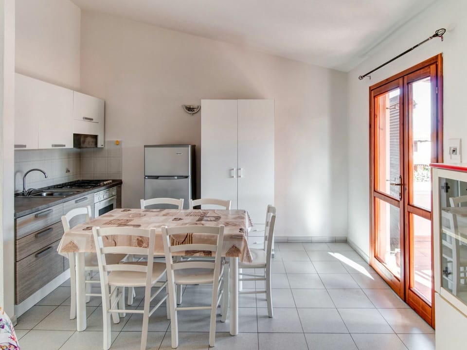 Property, Room, Furniture, Building, Interior Design, House, Floor, Real Estate, Dining Room, Table