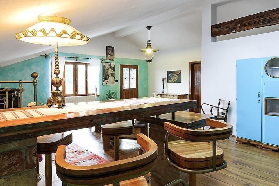 Brick/wood bar table