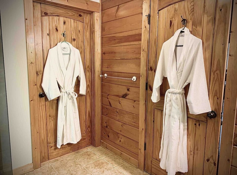 (2) Luxury spa bathrobes in EVERY bathroom and perfect for the HOT TUB! 