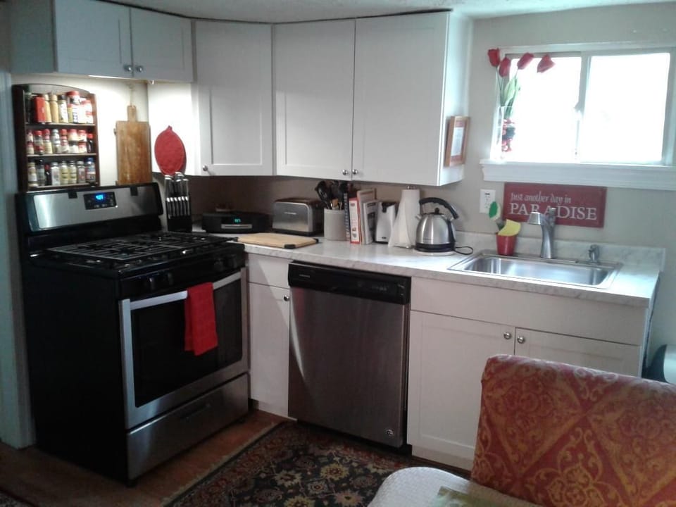 Well-equipped small kitchen with dishwasher.