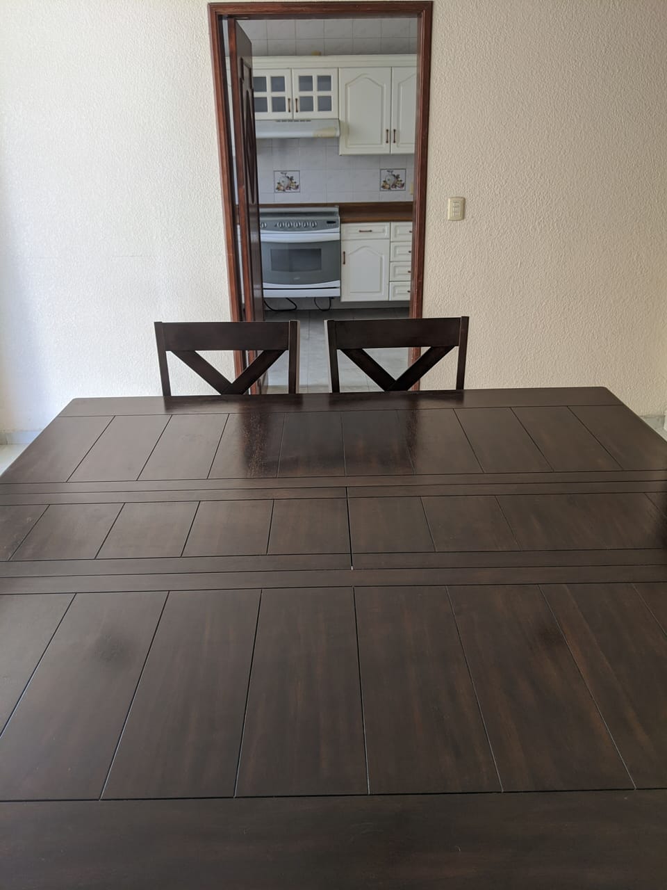 Comedor y cocina al fondo