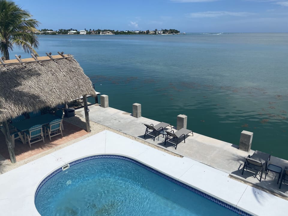 Pool and tiki hut. Excellent dockage