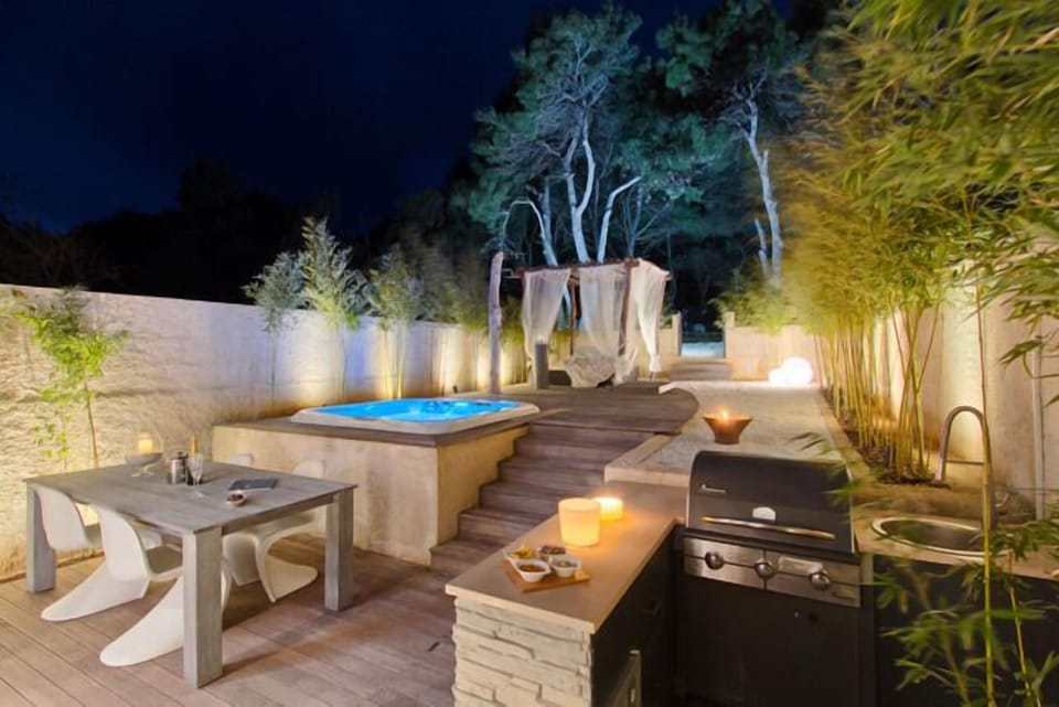 Garden. Outdoorkitchen and Veranda with Spa