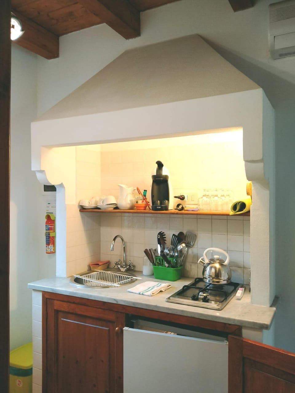 Kitchen area. fully equipped kitchenette /