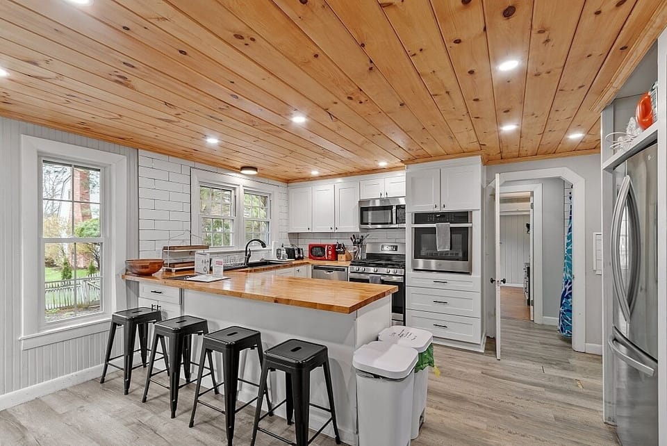 Fully stocked kitchen!