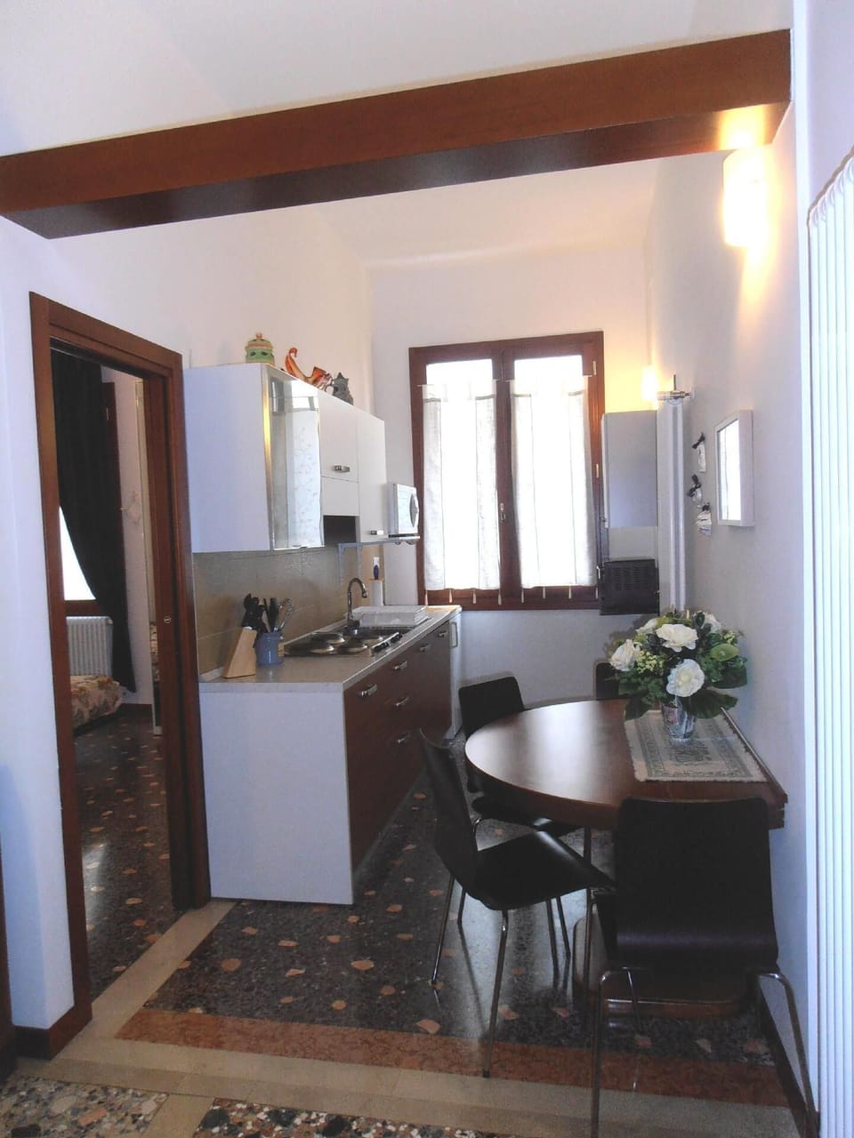 Dining area. dining table - view of the kitchen - canal sight window