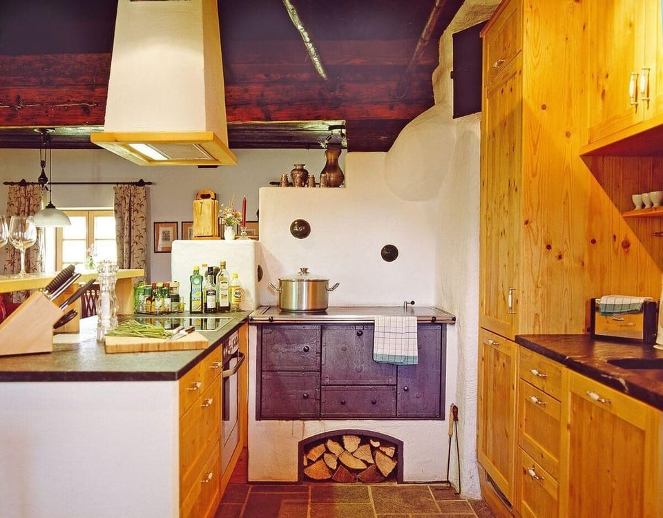 Kitchen area. Smoking kitchen