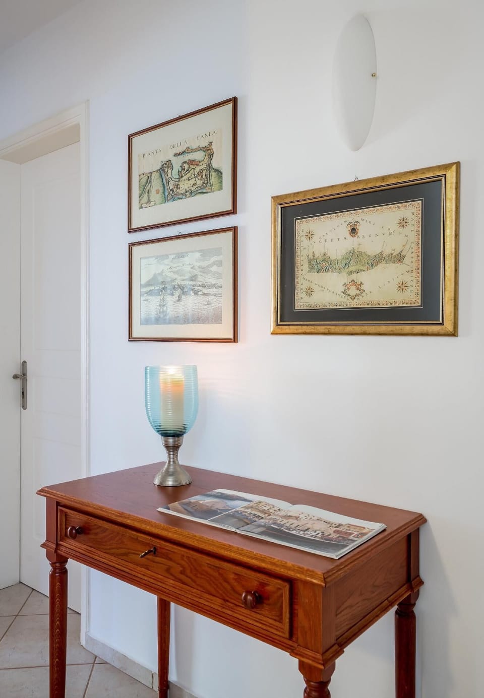 THE STAIRS TO THE BEDROOMS