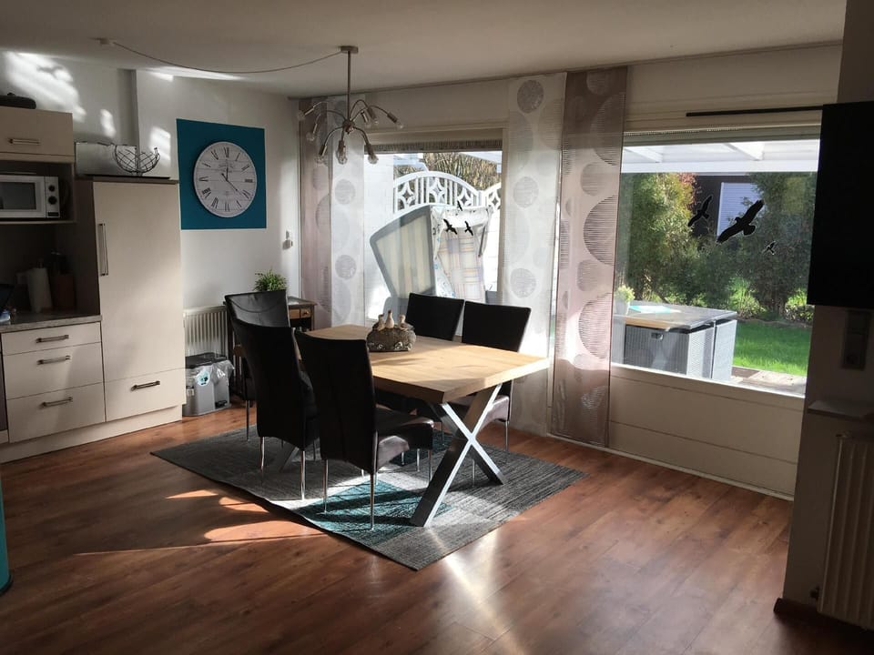 Dining area. big table with 6 places