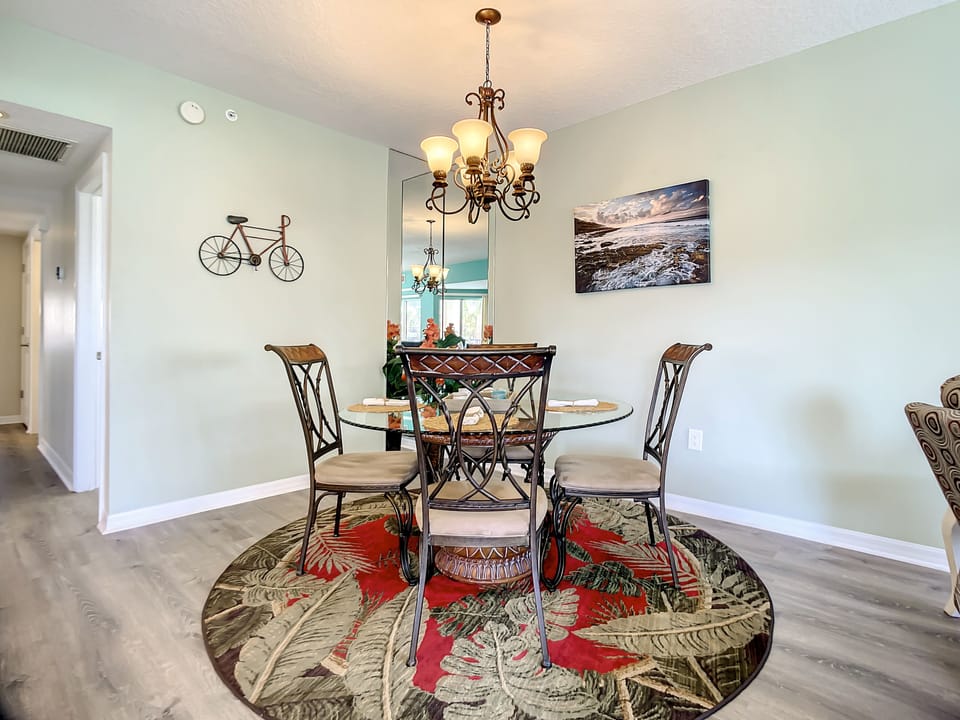 Seating for 4 in the Dining Area