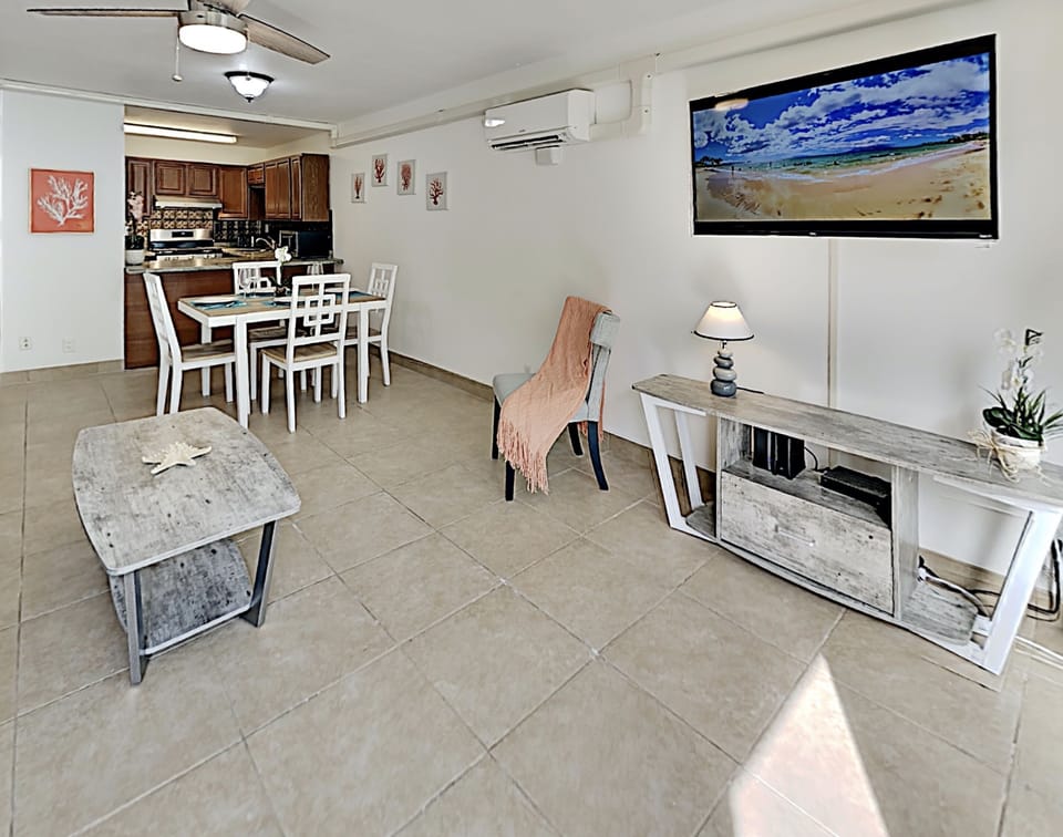 Enjoy the beach from your Livingroom with our beachy décor.