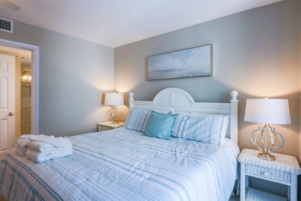 The king bedroom has shared access to the hallway bathroom.