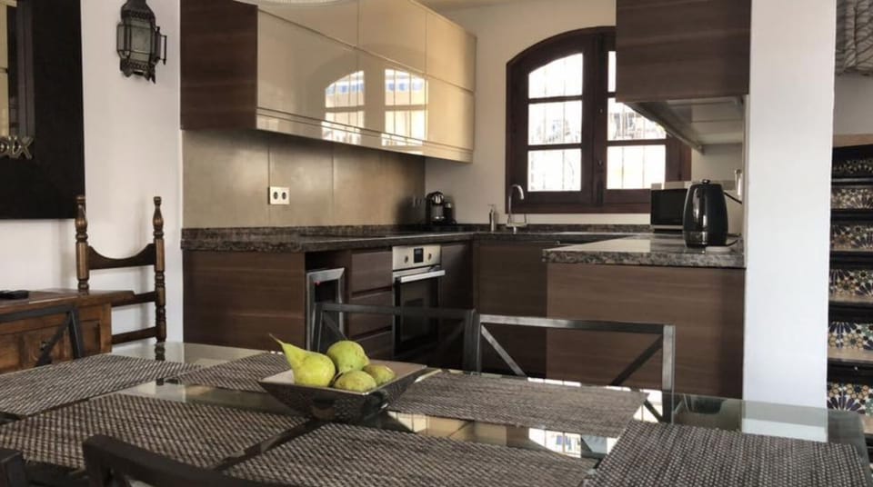 Fully fitted kitchen, with wine fridge, Nespresso coffee machine and dishwasher