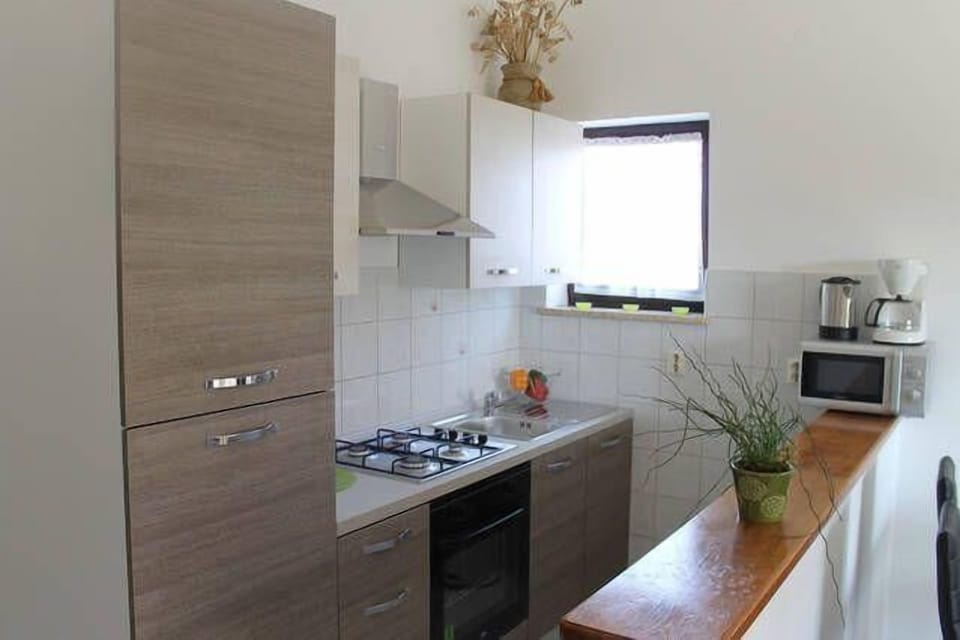 Kitchen area. Kitchen: microwave, kettle, coffee maker