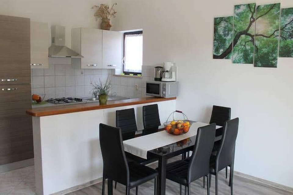 Dining area. Dining table