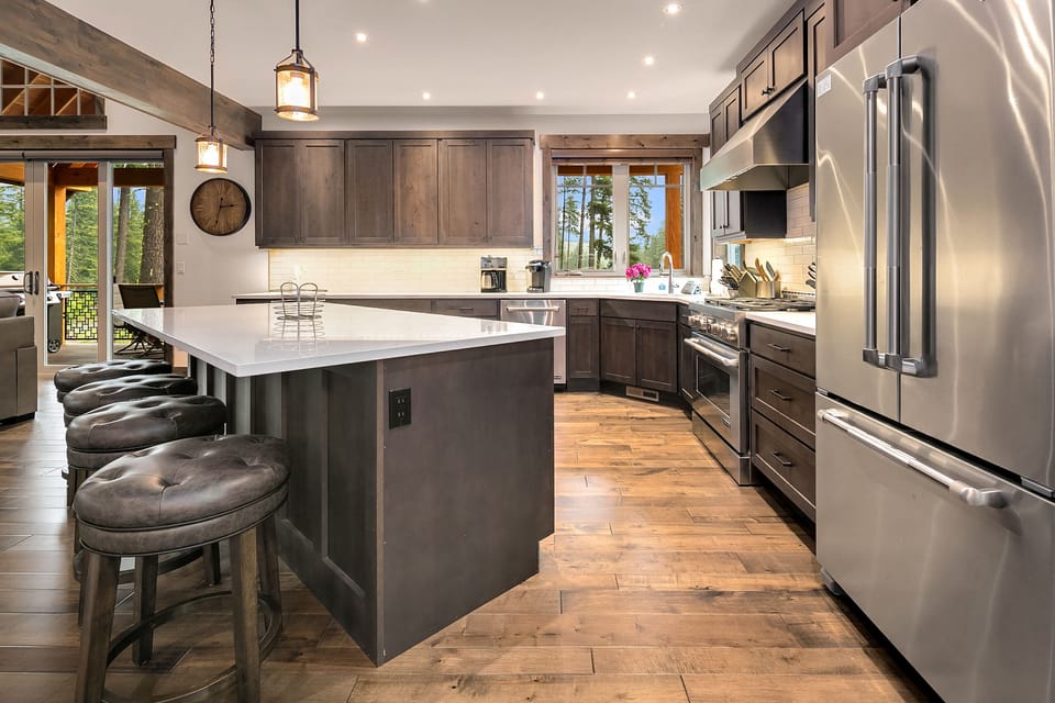Maple Leaf Retreat - Fully stocked Chef's Kitchen with high-end appliances.