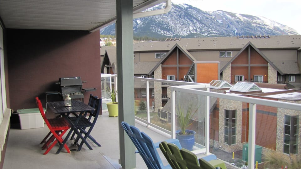 Mountain views both ways Covered balcony w natural gas BBQ, dining and relaxing