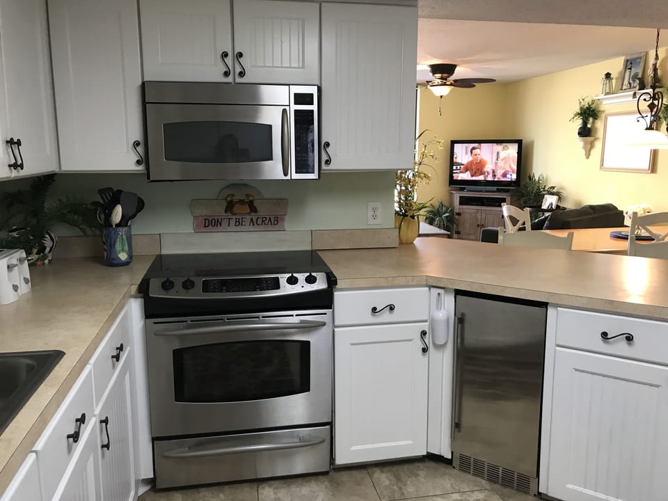 Just right of the oven and you will see a under the counter Ice maker machine.