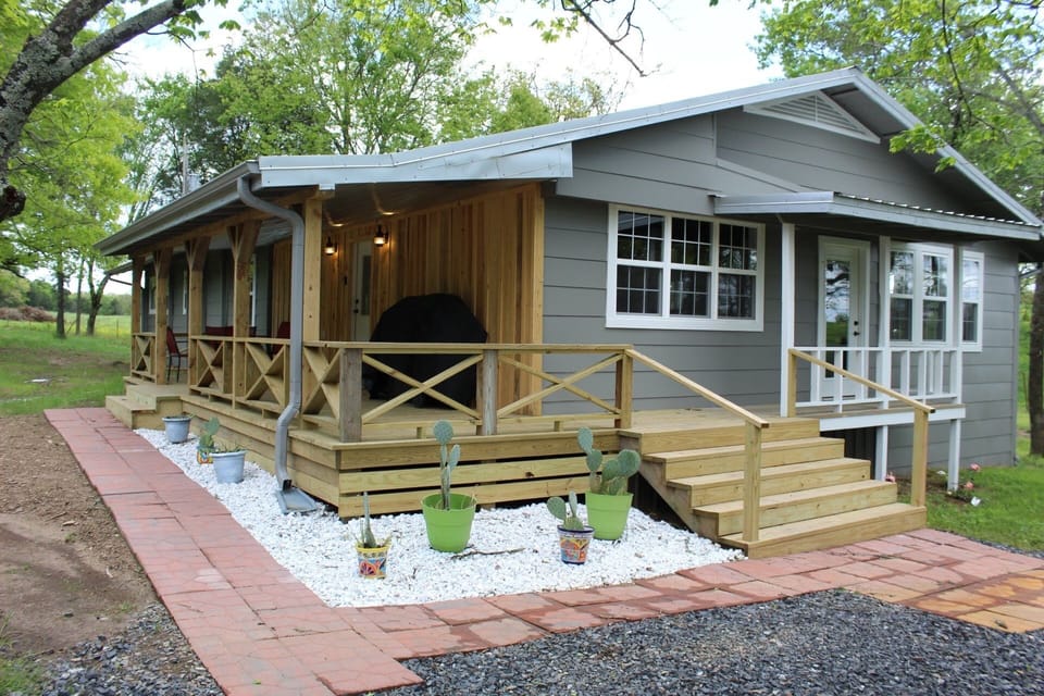 Front porch with gas grill.