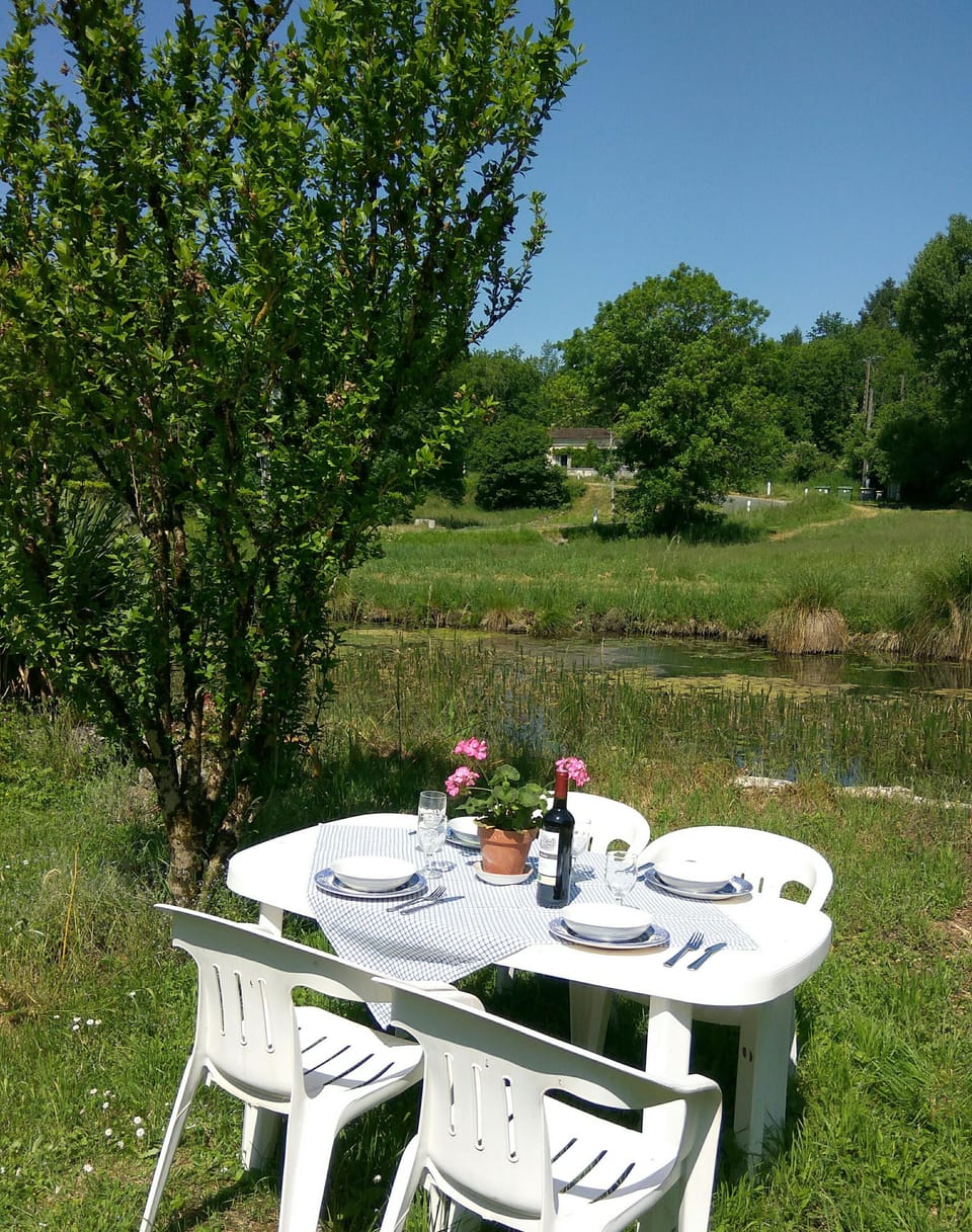 Dine by the river