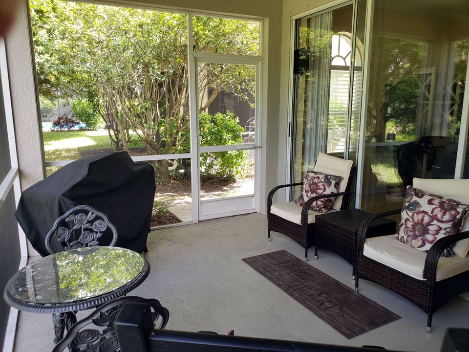 Lanai w/ gas grill and bistro