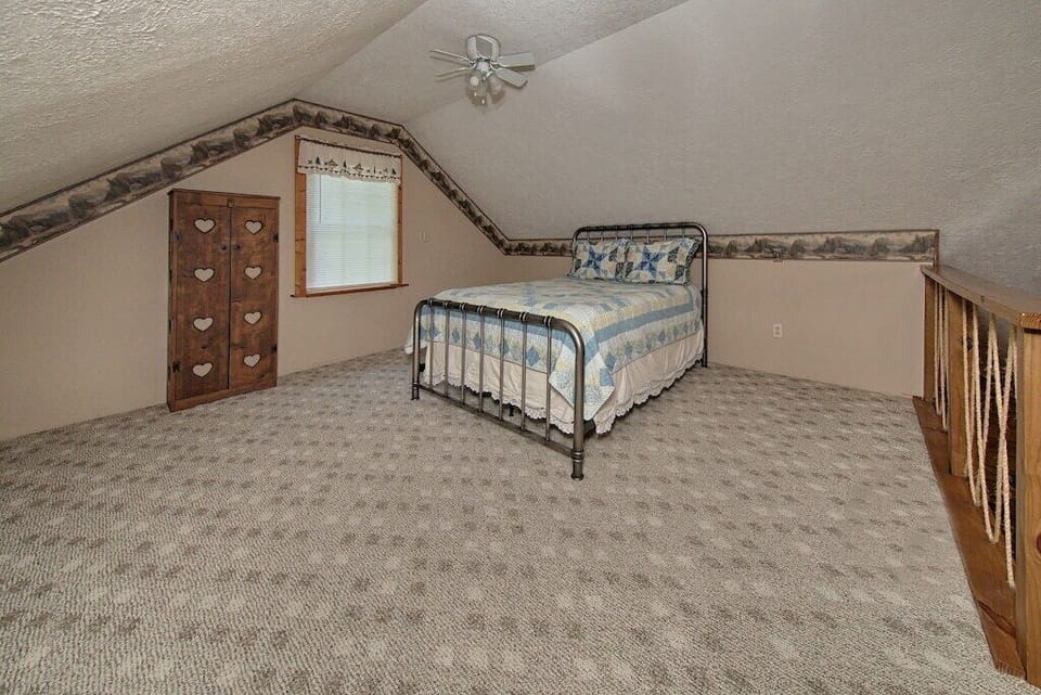 Loft Bedroom (queen bed)