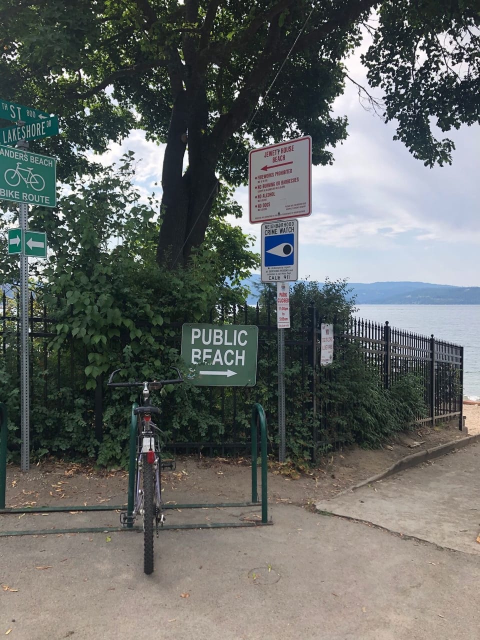Walk to Sanders Beach...3 blocks