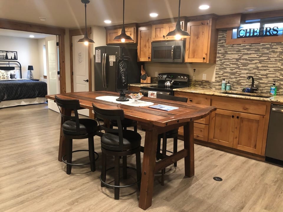 New appliances, custom cabinetry, granite, island / dining table & new barstools