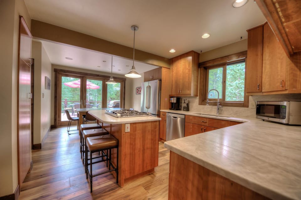 Updated gourmet kitchen, fully equipped to entertain 
