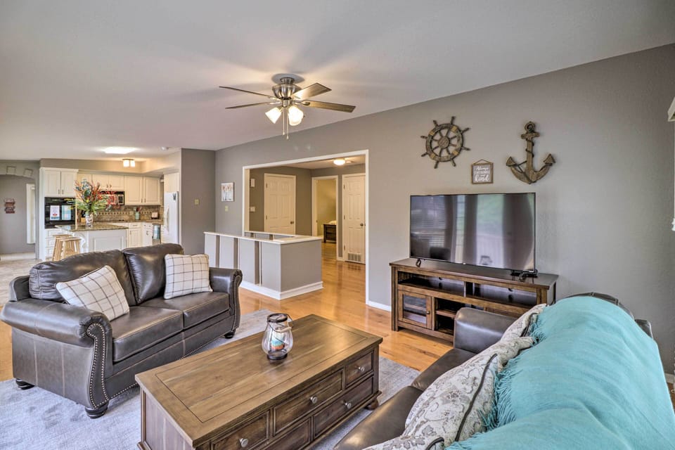 Living Room | Central A/C & Heating | Smart TV | Free WiFi