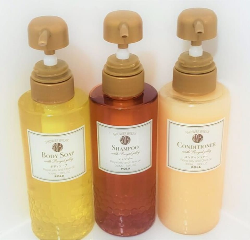  POLA Body soap, shampoo, conditioner amenities