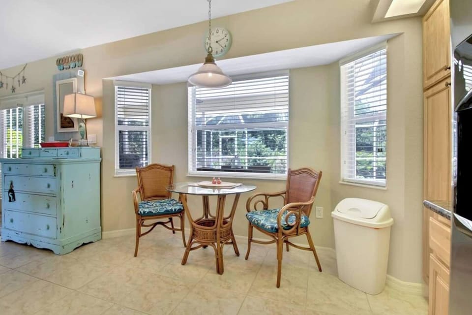Nook Seating For Casual Meals Or Morning Coffee And Paper. 
Nice Natural Light .