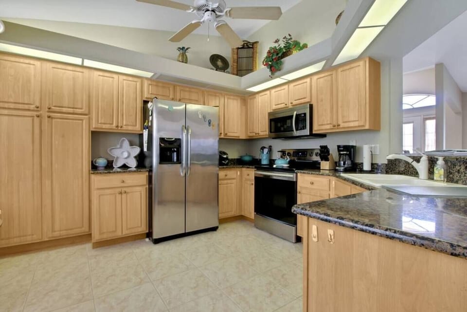 Great Kitchen Space With Granite Countertops 