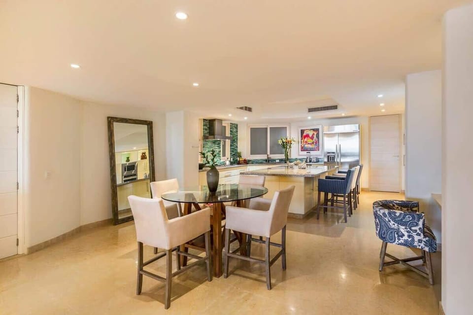 Perfect stay in an excellent unit, seamless transaction, unbelievable pool.-Dick B.