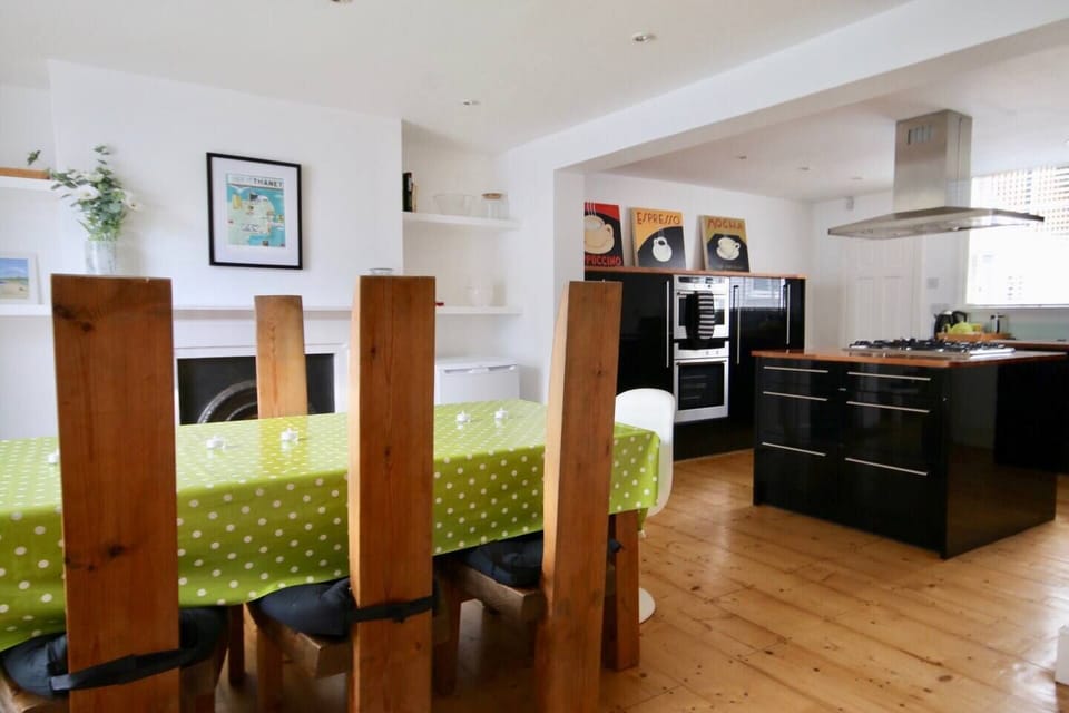Spacious kitchen diner to spend time with family & friends......