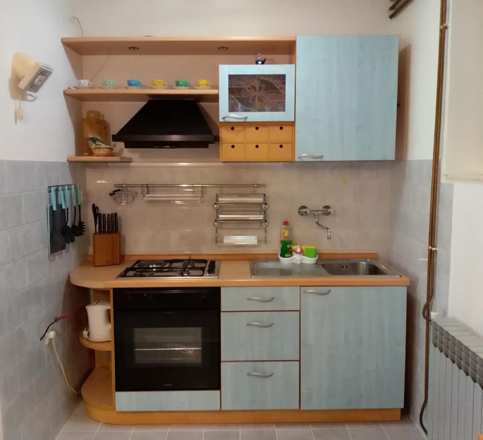 Kitchen area. KITCHEN