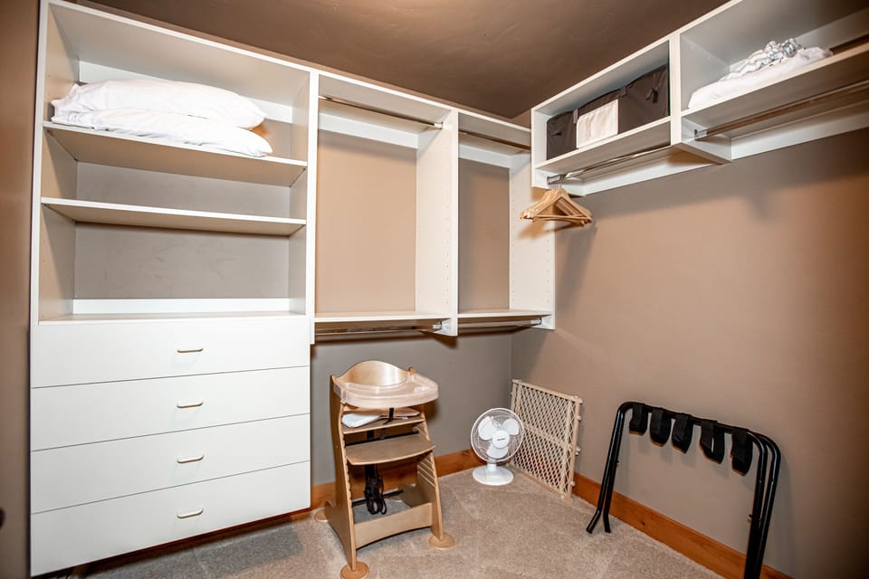 Room with 2 Double Beds - Closet